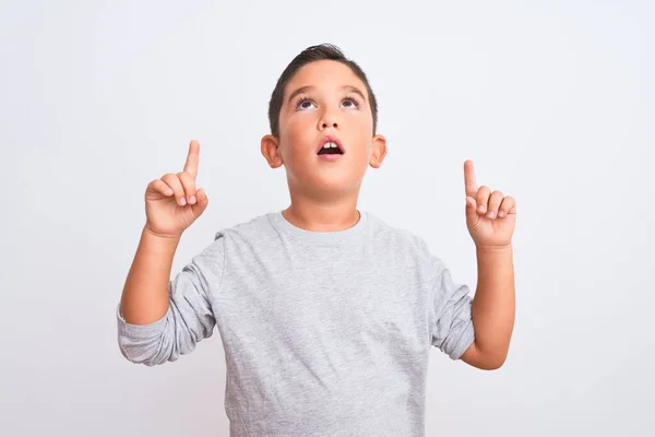 Schöner Kleiner Junge Grauem Lässigem Shirt Der Vor Isoliertem Weißem — Stockfoto