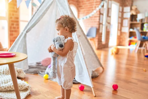 Schöne Kaukasische Säugling Spielt Mit Spielzeug Bunten Spielzimmer Fröhlich Und — Stockfoto