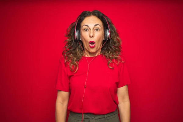 Mujer Mayor Mediana Edad Que Usa Auriculares Escuchando Música Sobre —  Fotos de Stock