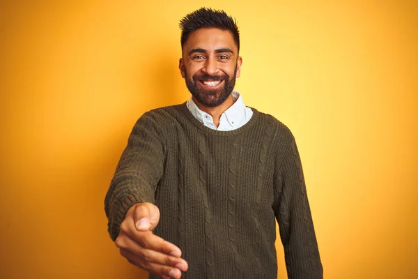 Young Indian Man Wearing Green Sweater Shirt Standing Isolated Yellow — ストック写真