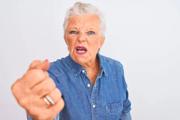 Ältere Grauhaarige Frau Lässigem Jeanshemd Vor Isoliertem Weißem Hintergrund Genervt — Stockfoto