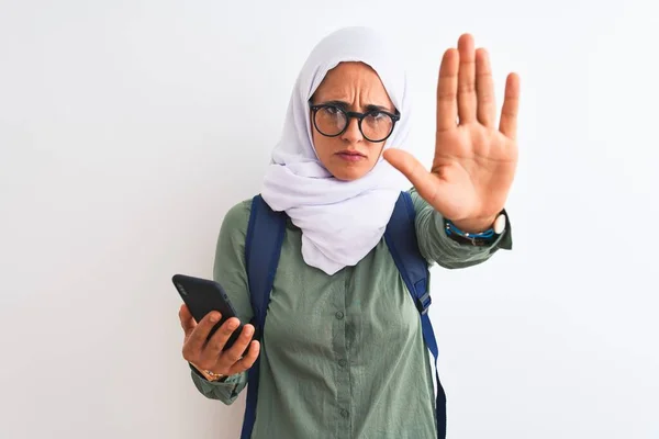 Молода Арабська Студентка Одягнена Хіджаб Допомогою Смартфона Над Ізольованим Фоном — стокове фото