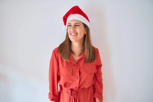 年轻美丽的女人笑着 喜形于色 身穿红衣服 头戴圣诞礼帽 — 图库照片