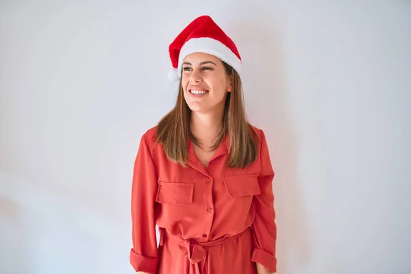 Giovane Bella Donna Sorridente Felice Indossa Vestito Rosso Cappello Babbo — Foto Stock