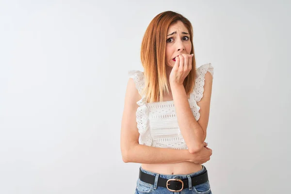 Mooie Roodharige Vrouw Dragen Casual Shirt Staande Geïsoleerde Witte Achtergrond — Stockfoto