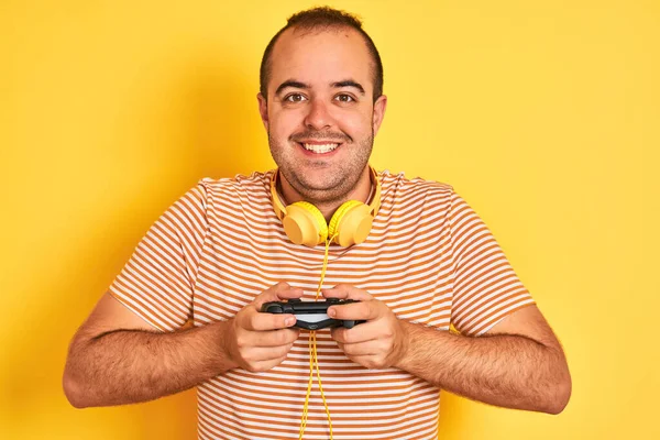 Mladý Hráč Muž Hraje Videohry Pomocí Sluchátek Přes Izolované Žluté — Stock fotografie