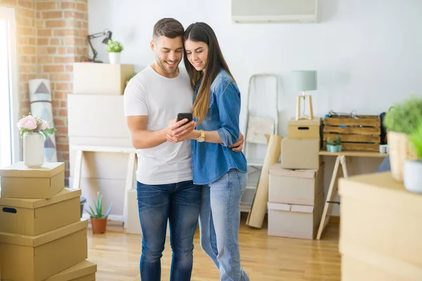 Ungt Par Flyttar Till Ett Nytt Hus Med Hjälp Smartphone — Stockfoto