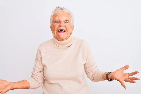 Ältere Grauhaarige Frau Mit Rollkragenpullover Die Vor Isoliertem Weißem Hintergrund — Stockfoto