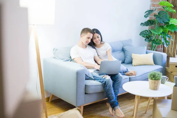 Jong Mooi Paar Zittend Bank Met Behulp Van Laptop Nieuw — Stockfoto