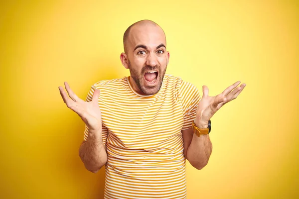 Mladý Plešatý Muž Vousy Sobě Ležérně Pruhované Tričko Přes Žluté — Stock fotografie