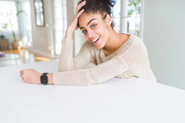 Bela jovem afro-americana sorrindo alegre inclinação — Fotografia de Stock
