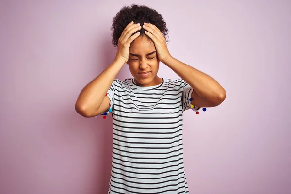 Afrikansk Amerikansk Kvinna Bär Marinrandig Shirt Stående Över Isolerade Rosa — Stockfoto