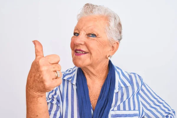 Senior Grauhaarige Frau Trägt Blau Gestreiftes Hemd Steht Über Isoliertem — Stockfoto