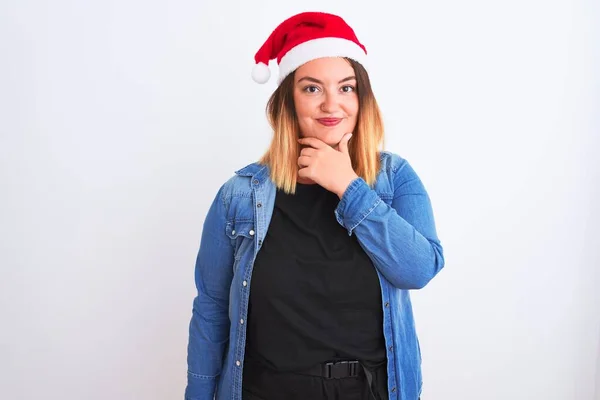 Jonge Mooie Vrouw Draagt Kerstman Hoed Staan Geïsoleerde Witte Achtergrond — Stockfoto