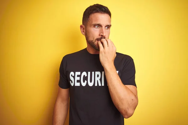 Jovem Homem Salvaguarda Vestindo Uniforme Segurança Sobre Fundo Isolado Amarelo — Fotografia de Stock