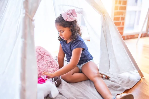 Piękne Dziecko Dziewczyna Siedzi Podłodze Bawiąc Się Jednorożcem Lalką Wewnątrz — Zdjęcie stockowe