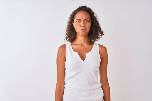 Ung Brasiliansk Kvinna Bär Casual Shirt Stående Över Isolerade Vit — Stockfoto