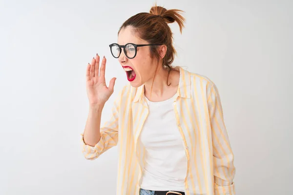 Rothaarige Frau Mit Gestreiftem Hemd Und Brille Die Vor Isoliertem — Stockfoto