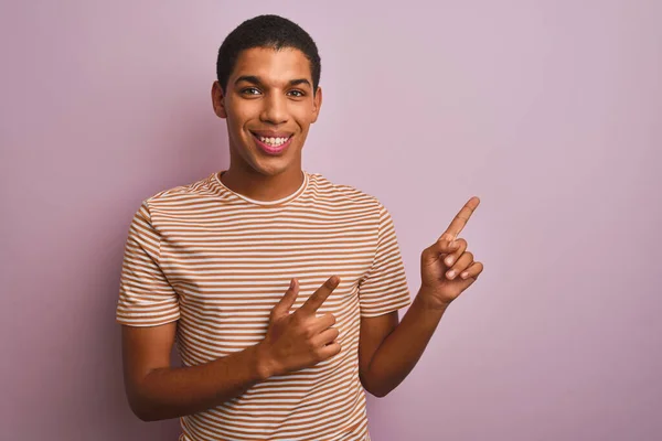 Jonge Knappe Arabische Man Met Gestreept Shirt Geïsoleerde Roze Achtergrond — Stockfoto