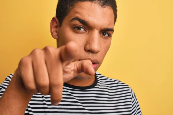 Jonge Knappe Arabische Man Met Marine Gestreept Shirt Geïsoleerde Gele — Stockfoto