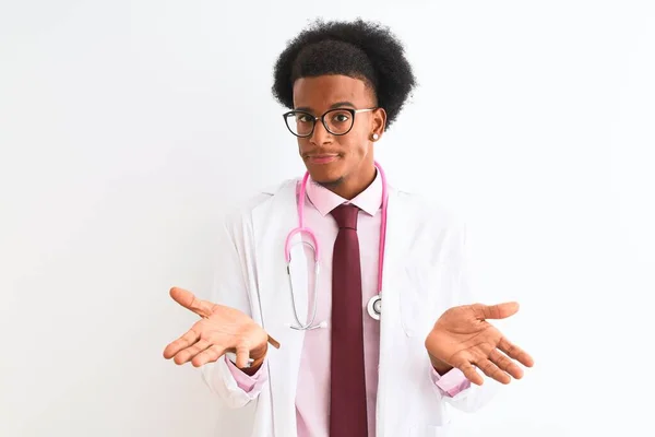 Joven Hombre Médico Afroamericano Con Estetoscopio Rosa Sobre Fondo Blanco — Foto de Stock