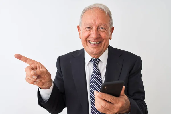Senior Siwowłosy Biznesmen Pomocą Smartfona Stojącego Odizolowanym Białym Tle Bardzo — Zdjęcie stockowe