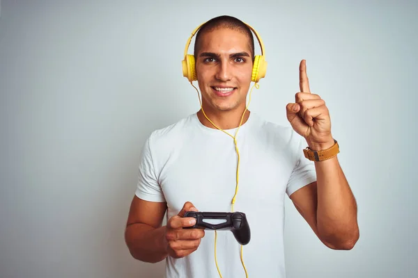 Νέος Όμορφος Άντρας Που Παίζει Βιντεοπαιχνίδια Ακουστικά Πάνω Από Λευκό — Φωτογραφία Αρχείου