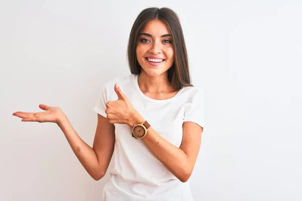 Jovem Mulher Bonita Vestindo Camiseta Casual Sobre Fundo Branco Isolado — Fotografia de Stock