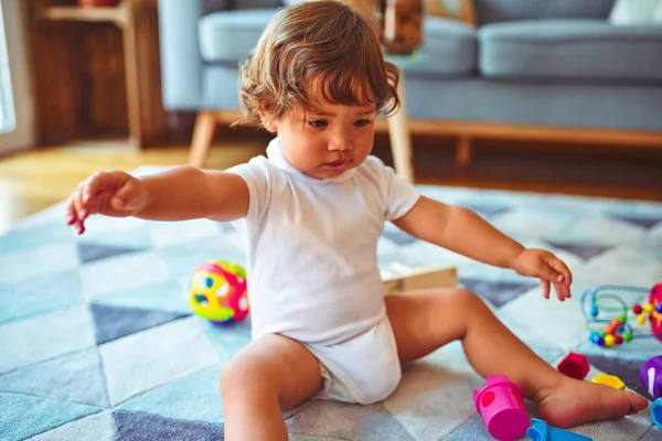 カーペットの上におもちゃで遊ぶ美しい幼児の子供の女の子 — ストック写真