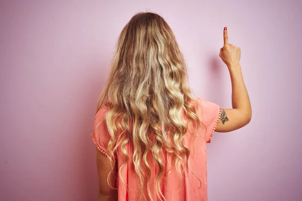 Ung Vacker Kvinna Bär Shirt Står Över Rosa Isolerad Bakgrund — Stockfoto