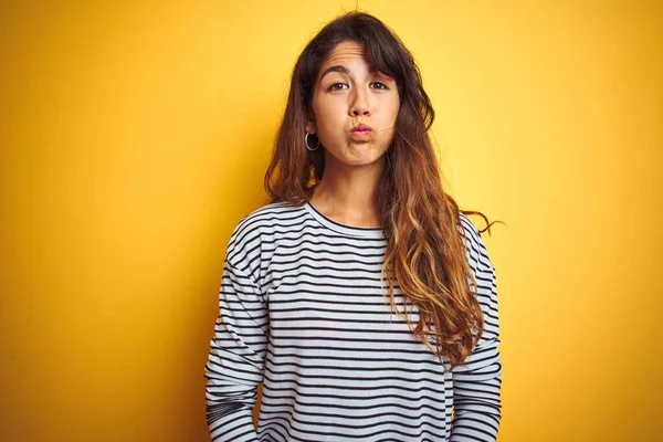 Young Beautiful Woman Wearing Stripes Shirt Standing Yelllow Isolated Background — ストック写真