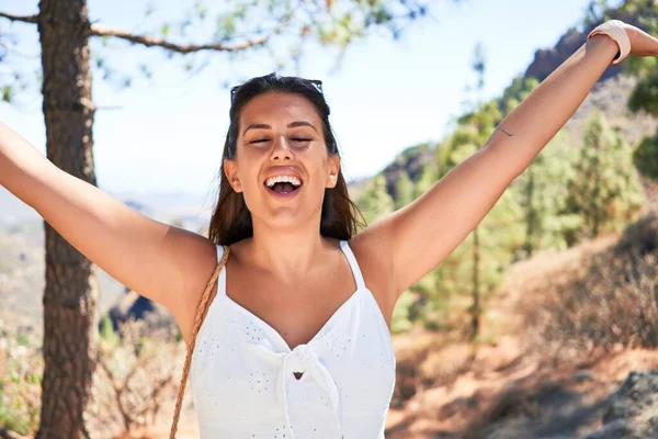 Jonge Mooie Vrouw Genieten Van Zomervakantie Berglandschap Reiziger Meisje Zonnebaden — Stockfoto