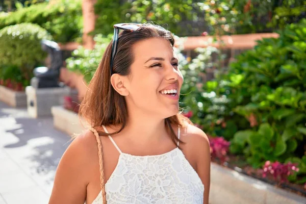 Junge Schöne Frau Lächelt Glücklich Und Fröhlich Grünen Park Einem — Stockfoto