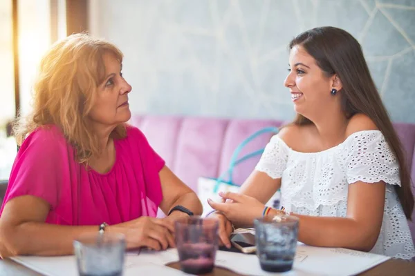 Piękna Matka Córka Siedzą Restauracji Uśmiechają Się — Zdjęcie stockowe