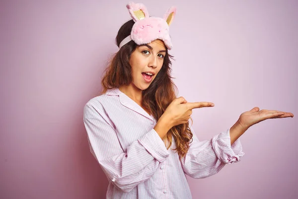 Giovane Donna Pigiama Maschera Del Sonno Piedi Sfondo Rosa Isolato — Foto Stock