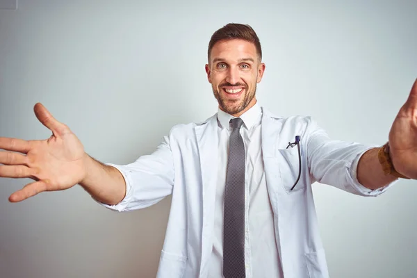 Jeune Homme Beau Médecin Portant Manteau Profressionnel Blanc Sur Fond — Photo