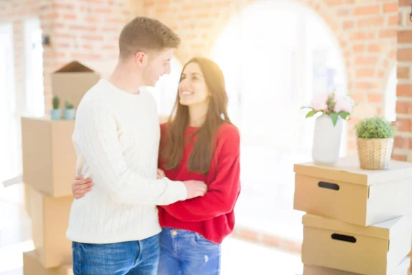 Красива молода пара переїжджає в новий будинок, стоячи на новому — стокове фото