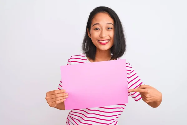 Jovem Mulher Chinesa Bonita Segurando Banner Sobre Fundo Branco Isolado — Fotografia de Stock