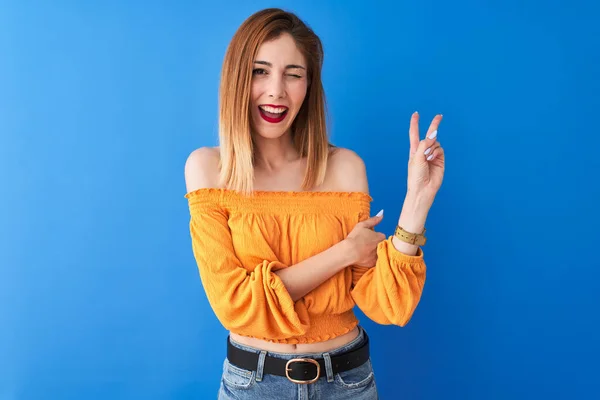 Vacker Rödhårig Kvinna Bär Orange Casual Shirt Stående Över Isolerad — Stockfoto