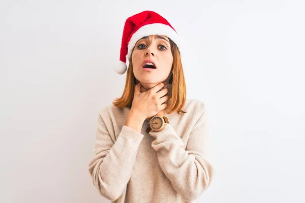 Mulher Ruiva Bonita Usando Chapéu Natal Sobre Fundo Isolado Gritando — Fotografia de Stock