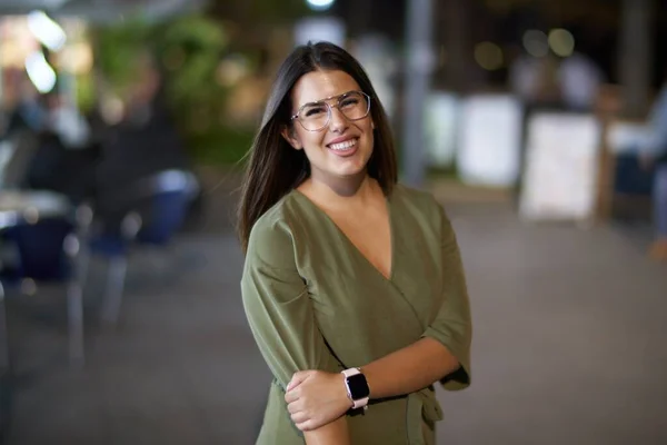 Joven Hermosa Chica Sonriendo Feliz Seguro Caminar Paseo Marítimo Pie — Foto de Stock