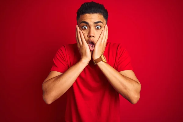 Joven Brasileño Vistiendo Camiseta Pie Sobre Fondo Rojo Aislado Asustado — Foto de Stock