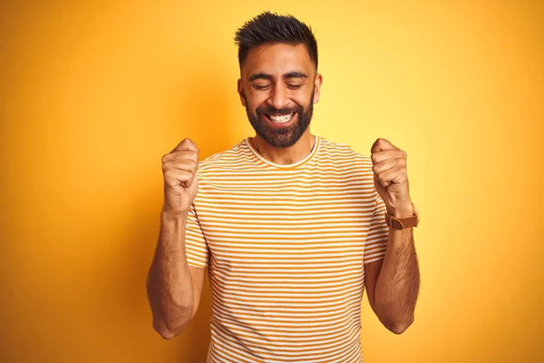 Jeune Homme Indien Portant Shirt Debout Sur Fond Jaune Isolé — Photo