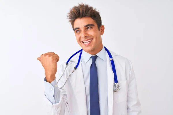 Ung Stilig Läkare Man Bär Stetoskop Över Isolerad Vit Bakgrund — Stockfoto