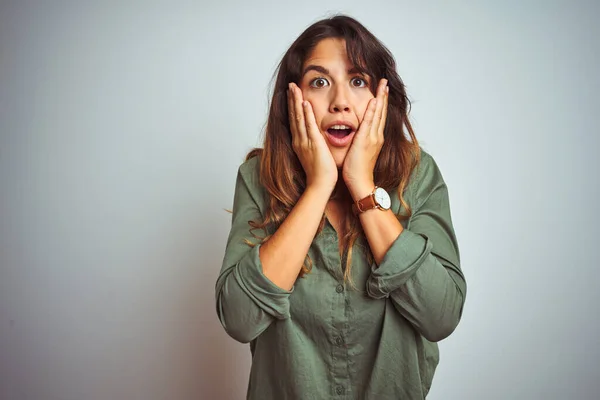 Giovane Bella Donna Indossa Camicia Verde Piedi Sopra Sfondo Grigio — Foto Stock