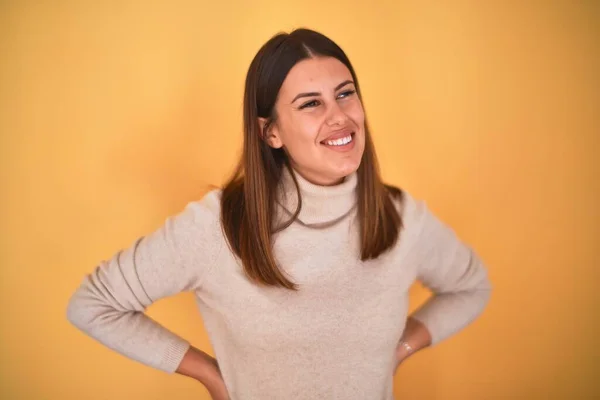 Junge Schöne Frau Lächelt Glücklich Einem Pullover Über Isoliertem Gelben — Stockfoto