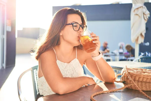 Joven Hermosa Mujer Sentada Restaurante Disfrutando Vacaciones Verano Bebiendo Vaso — Foto de Stock