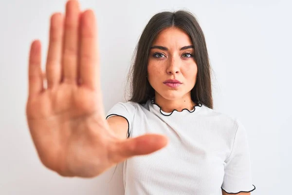 Jonge Mooie Vrouw Dragen Casual Shirt Staan Geïsoleerde Witte Achtergrond — Stockfoto