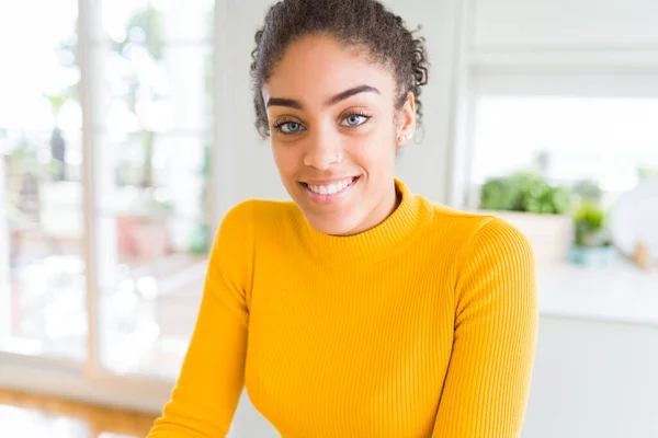 Vacker ung afrikansk amerikansk kvinna leende glad, tr — Stockfoto