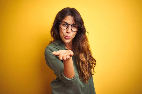 Mulher Bonita Nova Vestindo Camisa Verde Óculos Sobre Fundo Isolado — Fotografia de Stock